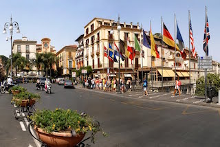 Minaccia di lanciarsi nel vuoto in piazza Tasso