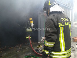 Incendio in un box di Arola, muore un maialino