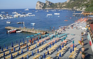 Il sindaco di Massa Lubrense chiude le spiagge libere, è polemica