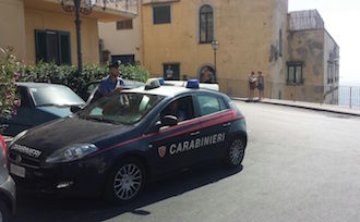 Ubriaco minaccia i clienti di un locale di Meta, denunciato