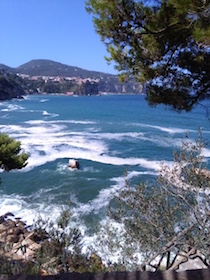 Schiuma maleodorante sul mare della penisola sorrentina