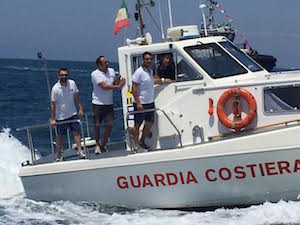 Barca in avaria con 8 persone a bordo soccorsa a Castellammare