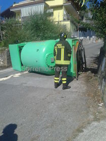 Si ribalta autobotte carica di gpl, paura a Lettere