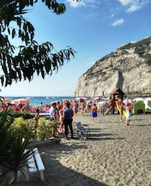 Scarichi dei reflui del lido sulla spiaggia, denunciata la titolare