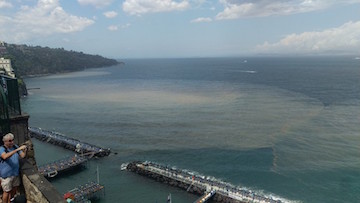 Di nuovo chiazze scure sul mare della penisola sorrentina