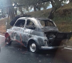 Auto in fiamme lungo via Nastro Verde