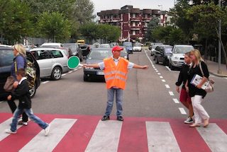 Arriva il nonno civico a presidiare le scuole di Sorrento