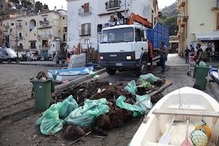 Il sindaco ordina la rimozione dei rifiuti da Marina Grande