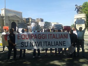 Protesta dei marittimi contro l’imbarco di extracomunitari