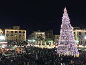 Piazza Tasso gremita per l’accensione dell’albero di Natale
