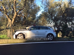 Incidente nella notte, auto rischia di finire nel dirupo