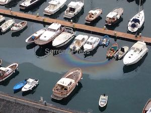 Chiazze di carburante in mare nel porto di Piano di Sorrento