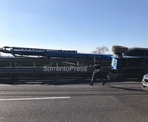 Tir perde la gru che trasportava sulla Napoli-Salerno – foto –