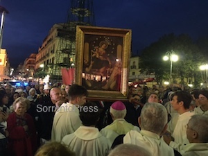 Folla di fedeli in piazza Tasso per la Madonna di Pompei