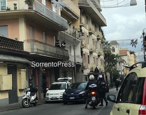 Si staccano calcinacci da un palazzo, intervento dei pompieri