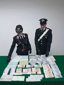 Altri 180mila euro falsi sequestrati dai carabinieri – foto –