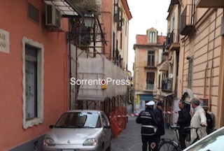 Cadono tegole, paura nel centro di Sorrento – foto –