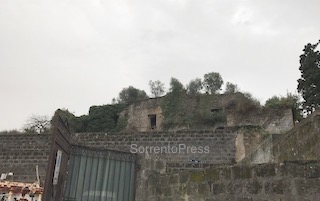 La Soprintendenza boccia i nuovi loculi al cimitero di Sorrento