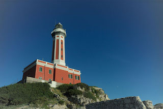 Lo spettacolo del faro di Punta Carena a Capri – video –