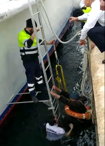 Anziano cade in acqua nel porto di Napoli, salvato – foto –