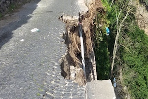 Crolla tratto di Ponte Orazio, paura tra i residenti