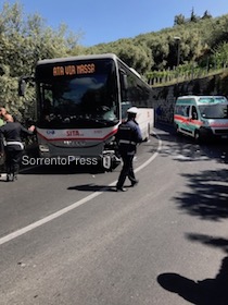 Scooter contro bus, un ragazzo ferito