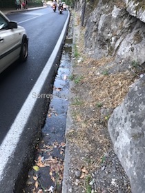 Condotta bucata, a Sorrento sprecati migliaia di litri di acqua potabile – foto e video –