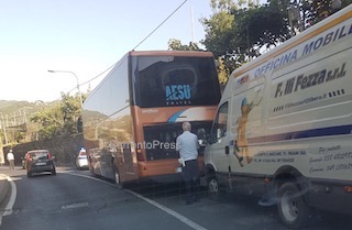 Bus in panne, traffico in tilt sulla “Sorrentina”