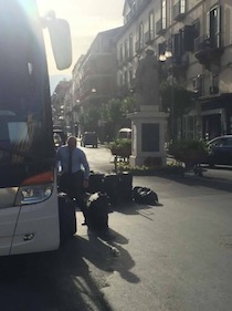 Carico e scarico bagagli in piazza Tasso, caos a Sorrento