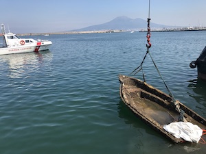 Oltre 10 quintali di rifiuti raccolti dai fondali del porto di Castellammare