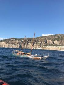 Bagnanti in difficoltà e barche affondate nel mare della costiera