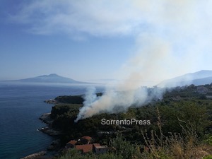 Incendio nella zona de La Pignatella – foto –