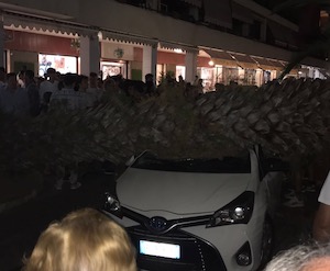 Palma si schianta su un’auto, tragedia sfiorata in piazza Lauro – foto e video –