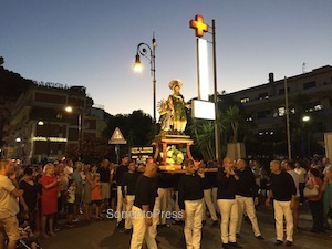 Folla di fedeli alla processione di Sant’Anna – foto –