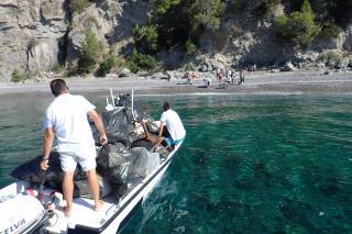 Volontari da tutto il mondo per ripulire la spiaggia di Tordigliano