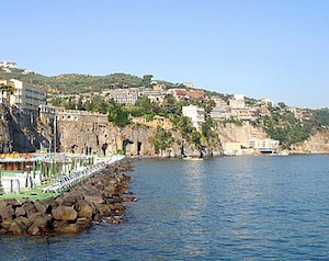 Perdita dalla piscina di un albergo, frana il costone