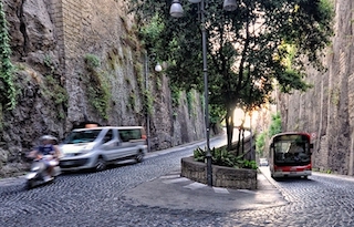 Lavori al costone dell’Excelsior Vittoria, chiude la strada per il porto di Sorrento