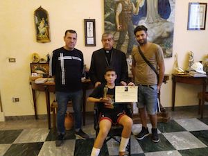 Il cardinale Sepe consegna al piccolo eroe di Ischia il Premio Madonnina del Vervece