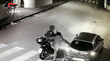 Coppia con figlio 16enne ruba scooter a Sorrento – video –