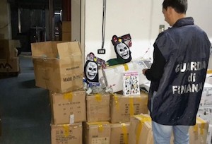 Halloween, un milione e mezzo di articoli sequestrati dalla Finanza in provincia di Napoli