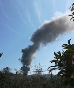 Incendio con una colonna di fumo nero a Sorrento