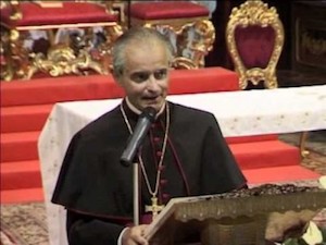 Il vescovo Arturo Aiello alle prese con preti hot