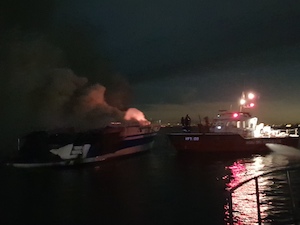 Yacht in fiamme, Guardia Costiera salva 5 persone – foto –