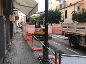 Il cantiere sul corso Italia aperto fino al 20, mentre arriva la ztl natalizia