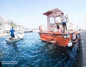 A Sorrento mare pulito grazie al battello di Punta Campanella