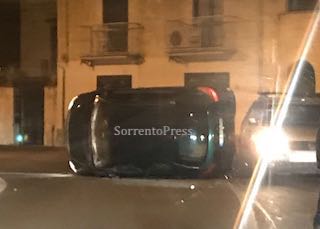 Incidente con auto che si ribalta nella notte della movida di Sorrento