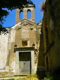 Raid nella chiesa di Mitigliano, rubate le mattonelle