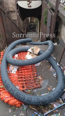 Discarica a cielo aperto nel cuore di Sorrento e nessuno vede