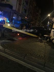 Incidente a Sorrento, auto si schianta contro bar – foto –