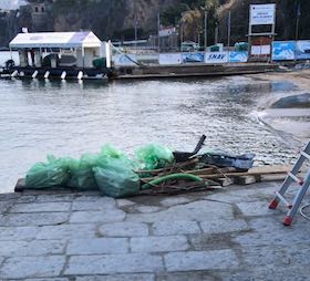 Nuove operazioni di pulizia degli arenili di Sorrento